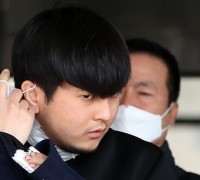 '세 모녀 살해' 김태현, 무릎 꿇고 "죄송하다"....마스크 벗고 얼굴 공개